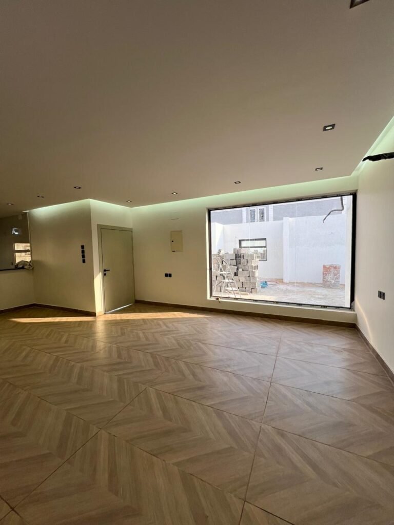 تشطيب نهائي لدهانات داخلية ناعمة في صالة بالطائف